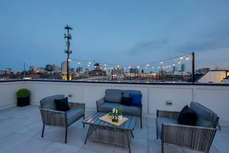 Holiday home Stylish 4 Bed, Skyline Views From Rooftop, Garage , Gourmet Kitchen, Cozy Living Space, Dedicated Parking, Near Distilleries, Marathon Village & Nightlife, Chic Skyline Views, Great For Groups, 24 Hour Hospitality Nashville