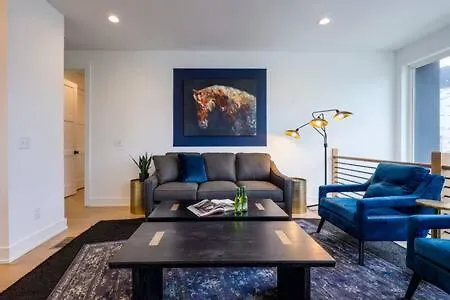 Stylish 4 Bed, Skyline Views From Rooftop, Garage , Gourmet Kitchen, Cozy Living Space, Dedicated Parking, Near Distilleries, Marathon Village & Nightlife, Chic Skyline Views, Great For Groups, 24 Hour Hospitality Nashville