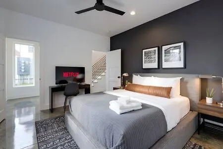 Stylish 4 Bed, Skyline Views From Rooftop, Garage , Gourmet Kitchen, Cozy Living Space, Dedicated Parking, Near Distilleries, Marathon Village & Nightlife, Chic Skyline Views, Great For Groups, 24 Hour Hospitality Holiday home