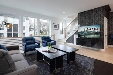 Stylish 4 Bed, Skyline Views From Rooftop, Garage , Gourmet Kitchen, Cozy Living Space, Dedicated Parking, Near Distilleries, Marathon Village & Nightlife, Chic Skyline Views, Great For Groups, 24 Hour Hospitality *