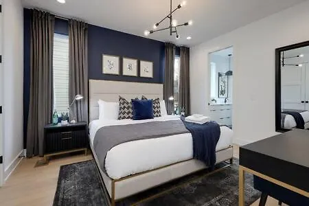 Stylish 4 Bed, Skyline Views From Rooftop, Garage , Gourmet Kitchen, Cozy Living Space, Dedicated Parking, Near Distilleries, Marathon Village & Nightlife, Chic Skyline Views, Great For Groups, 24 Hour Hospitality Holiday home *