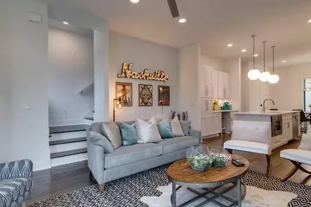Getaway - Rooftop, Garage, Near Broadway! *