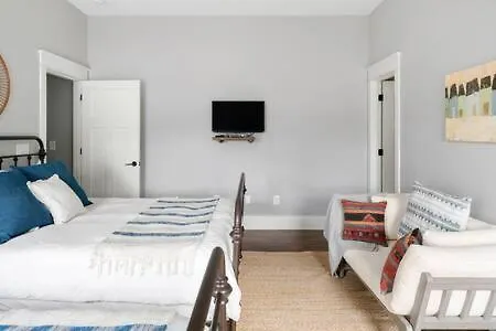 Spacious Dog Friendly 3 Bedroom Townhome, Grill, Patio 3 Blocks To Grocer, 5 Mins To 5 Points, 15 Mins To Broadway, 24 Hour Hospitality Team, Perfect For Families Holiday home Nashville