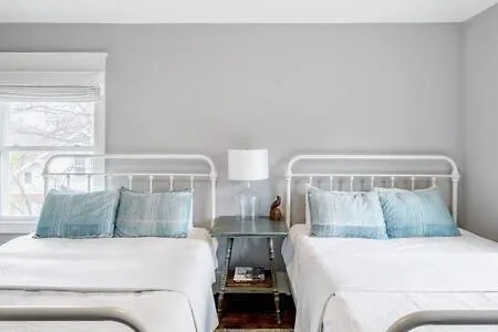 Spacious Dog Friendly 3 Bedroom Townhome, Grill, Patio 3 Blocks To Grocer, 5 Mins To 5 Points, 15 Mins To Broadway, 24 Hour Hospitality Team, Perfect For Families Holiday home