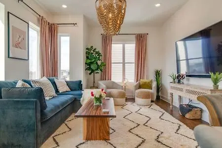 Luxury Hillsboro Village Rooftop Retreat Sleep 12 W Chef S Kitchen Smart Tvs & Garage Walk To Vanderbilt Pancake Pantry & Boutique Shopping Minutes To Broadway 12 South & The Parthenon 24 7 Hospitality