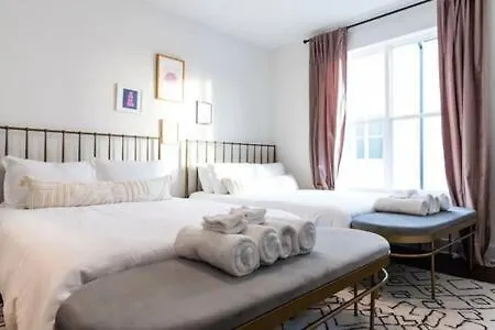 Hillsboro Village Retreat Garage Rooftop Deck Sleeps 12 Sophisticated Open Living & Gourmet Kitchen Smart Tvs Pet-friendly W Private Garage Walk To Vanderbilt Minutes To 12 South & Broadway 24 7 Hospitality Holiday home Nashville