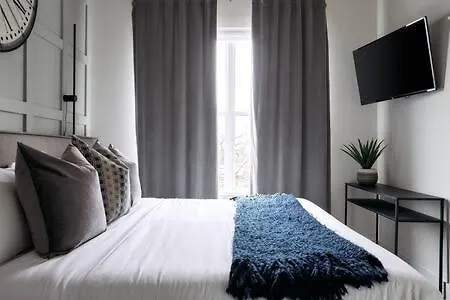 Holiday home Hillsboro Village Rooftop Retreat With Views, Sleep 12 With Gourmet Kitchen, Smart Tvs & Garage, Walk To Vanderbilt, Pancake Pantry And Boutique Shopping, Minutes To Broadway, 12 South And The Parthenon, Perfect For Groups, 24hr Hospitality