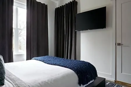 Hillsboro Village Rooftop Retreat With Views, Sleep 12 With Gourmet Kitchen, Smart Tvs & Garage, Walk To Vanderbilt, Pancake Pantry And Boutique Shopping, Minutes To Broadway, 12 South And The Parthenon, Perfect For Groups, 24hr Hospitality Holiday home