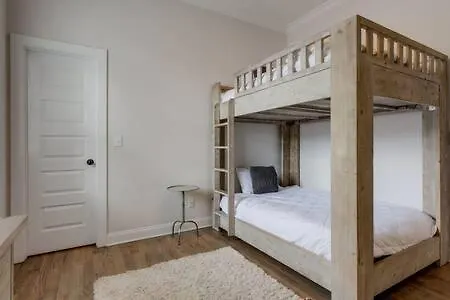 Family In 12 South, Mins To Local Favorites, Screened In Porch, Walk To Shopping In 12 South, 10 Minutes To Broadway, Dedicated Parking, Perfect For Families, 24 Hr Hospitality Holiday home *
