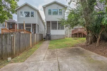 Family In 12 South, Mins To Local Favorites, Screened In Porch, Walk To Shopping In 12 South, 10 Minutes To Broadway, Dedicated Parking, Perfect For Families, 24 Hr Hospitality Holiday home