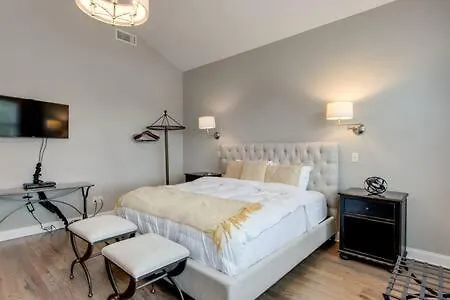 Family In 12 South, Mins To Local Favorites, Screened In Porch, Walk To Shopping In 12 South, 10 Minutes To Broadway, Dedicated Parking, Perfect For Families, 24 Hr Hospitality Holiday home