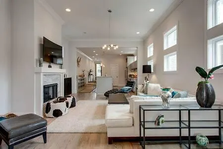 Family In 12 South, Mins To Local Favorites, Screened In Porch, Walk To Shopping In 12 South, 10 Minutes To Broadway, Dedicated Parking, Perfect For Families, 24 Hr Hospitality Holiday home *