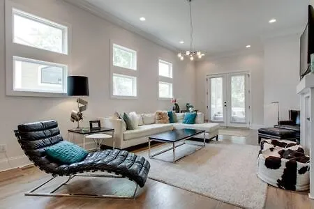 Family In 12 South, Mins To Local Favorites, Screened In Porch, Walk To Shopping In 12 South, 10 Minutes To Broadway, Dedicated Parking, Perfect For Families, 24 Hr Hospitality Holiday home *