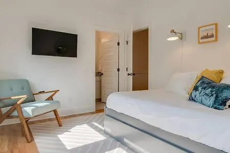 Stylish East Nash Retreat, Walk To Local Favorites, Sleep 10 With Smart Tvs, Workspace & Fast Wifi, Attached Garage & Full Kitchen, Walk To Mas Tacos, Drive 10 Min To Downtown Broadway, 24 Hr Hospitality