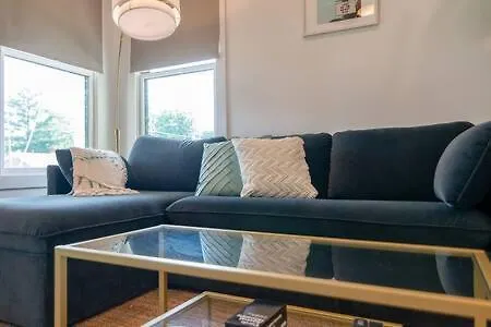Stylish East Nash Retreat, Walk To Local Favorites, Sleep 10 With Smart Tvs, Workspace & Fast Wifi, Attached Garage & Full Kitchen, Walk To Mas Tacos, Drive 10 Min To Downtown Broadway, 24 Hr Hospitality