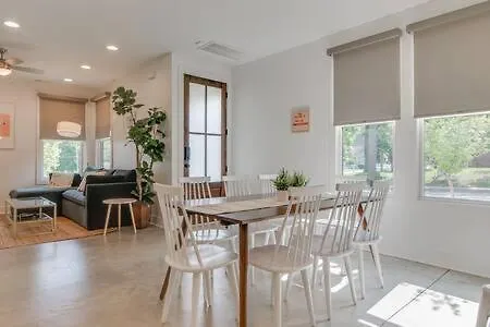 Holiday home Stylish East Nash Retreat, Walk To Local Favorites, Sleep 10 With Smart Tvs, Workspace & Fast Wifi, Attached Garage & Full Kitchen, Walk To Mas Tacos, Drive 10 Min To Downtown Broadway, 24 Hr Hospitality