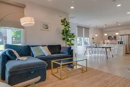 Stylish East Nash Retreat, Walk To Local Favorites, Sleep 10 With Smart Tvs, Workspace & Fast Wifi, Attached Garage & Full Kitchen, Walk To Mas Tacos, Drive 10 Min To Downtown Broadway, 24 Hr Hospitality * Nashville
