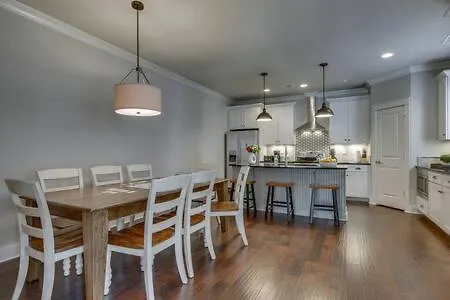 Elegant 4 King Belmont Retreat With 2 Living Walk To Belmont And Vanderbilt Near 12th South Music Row & The Gulch 2 Miles To Broadway Large Dining Table Smart Tvs Parking 24 Hr Hospitality Holiday home