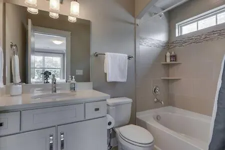 Holiday home Elegant 4 King Belmont Retreat With 2 Living Walk To Belmont And Vanderbilt Near 12th South Music Row & The Gulch 2 Miles To Broadway Large Dining Table Smart Tvs Parking 24 Hr Hospitality