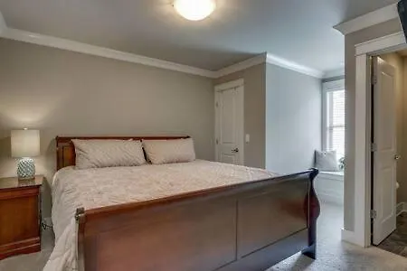 Elegant 4 King Belmont Retreat With 2 Living Walk To Belmont And Vanderbilt Near 12th South Music Row & The Gulch 2 Miles To Broadway Large Dining Table Smart Tvs Parking 24 Hr Hospitality Nashville