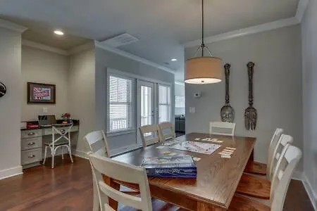 Elegant 4 King Belmont Retreat With 2 Living Walk To Belmont And Vanderbilt Near 12th South Music Row & The Gulch 2 Miles To Broadway Large Dining Table Smart Tvs Parking 24 Hr Hospitality Holiday home
