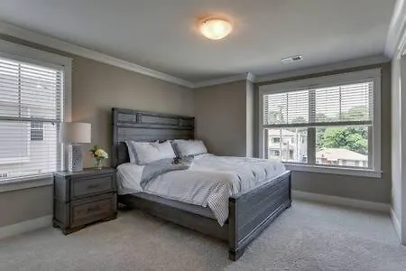 Elegant 4 King Belmont Retreat With 2 Living Walk To Belmont And Vanderbilt Near 12th South Music Row & The Gulch 2 Miles To Broadway Large Dining Table Smart Tvs Parking 24 Hr Hospitality Holiday home *