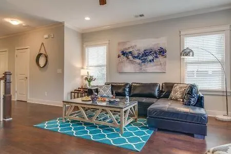 Modern 3 King Belmont Retreat With 2 Living Walk To Belmont & Vanderbilt Near Music Row The Gulch & 12th South 2 Miles To Broadway Large Dining Table Smart Tvs Parking 24 Hr Hospitality Nashville