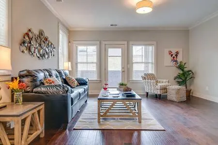 Holiday home Modern 3 King Belmont Retreat With 2 Living Walk To Belmont & Vanderbilt Near Music Row The Gulch & 12th South 2 Miles To Broadway Large Dining Table Smart Tvs Parking 24 Hr Hospitality *