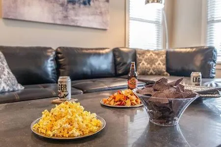 Modern 3 King Belmont Retreat With 2 Living Walk To Belmont & Vanderbilt Near Music Row The Gulch & 12th South 2 Miles To Broadway Large Dining Table Smart Tvs Parking 24 Hr Hospitality Holiday home Nashville