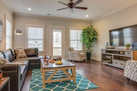 Modern 3 King Belmont Retreat With 2 Living Walk To Belmont & Vanderbilt Near Music Row The Gulch & 12th South 2 Miles To Broadway Large Dining Table Smart Tvs Parking 24 Hr Hospitality *