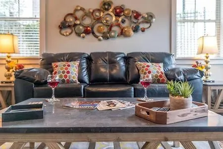 Modern 3 King Belmont Retreat With 2 Living Walk To Belmont & Vanderbilt Near Music Row The Gulch & 12th South 2 Miles To Broadway Large Dining Table Smart Tvs Parking 24 Hr Hospitality * Nashville