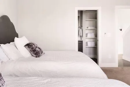 The Dolly - Breezy Rooftop, Iconic Art Retreat Holiday home *