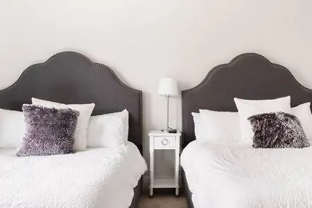 The Dolly - Breezy Rooftop, Iconic Art Retreat Holiday home