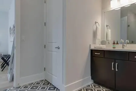Roomy 1-level Near Vanderbilt With Parking, 1 Story, Secure Parking, Patio 3 Miles To Broadway *