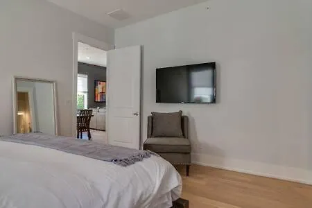 Roomy 1-level Near Vanderbilt With Parking, 1 Story, Secure Parking, Patio 3 Miles To Broadway Holiday home *