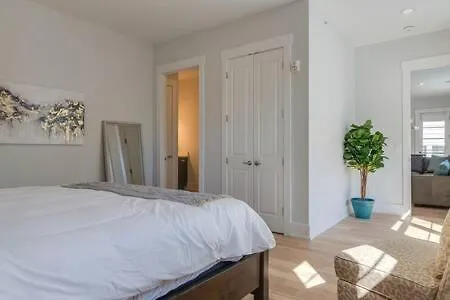 Roomy 1-level Near Vanderbilt With Parking, 1 Story, Secure Parking, Patio 3 Miles To Broadway Holiday home Nashville