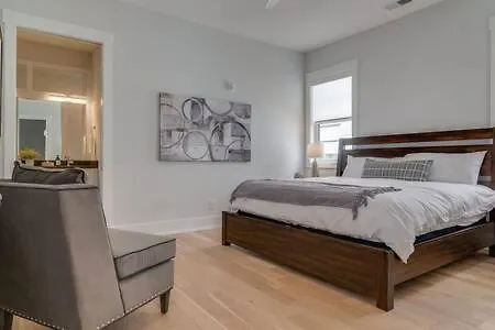 Holiday home Roomy 1-level Near Vanderbilt With Parking, 1 Story, Secure Parking, Patio 3 Miles To Broadway *
