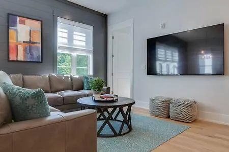 Roomy 1-level Near Vanderbilt With Parking, 1 Story, Secure Parking, Patio 3 Miles To Broadway Holiday home *