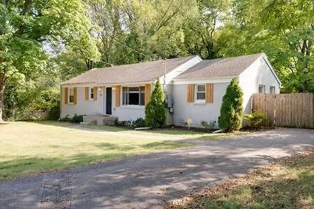 Holiday home 1-story Home, Fenced Yard, Grill, Firepit, Parking, Sleeps 10, Pet-friendly, Smart Tvs, 10 Mins To Nissan Stadium & Five Points, Cozy Bedrooms, Outdoor Fun, Perfect For Families & Groups
