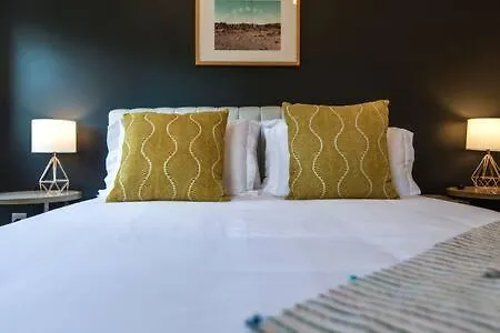Holiday home Charming East Nash Retreat, Walk To Dining Faves, Cozy Den, Workspace And Smart Tvs, Plush Velvet Sofa, Full Kitchen & Garage, Near Mas Tacos & Five Points, 10 Min To Broadway, 24 Hr Hospitality Nashville