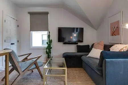 Charming East Nash Retreat, Walk To Dining Faves, Cozy Den, Workspace And Smart Tvs, Plush Velvet Sofa, Full Kitchen & Garage, Near Mas Tacos & Five Points, 10 Min To Broadway, 24 Hr Hospitality * Nashville