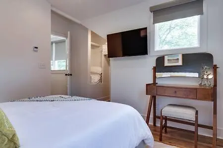 Charming East Nash Retreat, Walk To Dining Faves, Cozy Den, Workspace And Smart Tvs, Plush Velvet Sofa, Full Kitchen & Garage, Near Mas Tacos & Five Points, 10 Min To Broadway, 24 Hr Hospitality Nashville