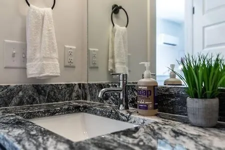 Holiday home Charming East Nash Retreat, Walk To Dining Faves, Cozy Den, Workspace And Smart Tvs, Plush Velvet Sofa, Full Kitchen & Garage, Near Mas Tacos & Five Points, 10 Min To Broadway, 24 Hr Hospitality *