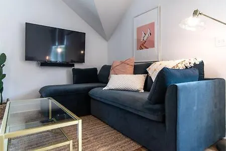Charming East Nash Retreat, Walk To Dining Faves, Cozy Den, Workspace And Smart Tvs, Plush Velvet Sofa, Full Kitchen & Garage, Near Mas Tacos & Five Points, 10 Min To Broadway, 24 Hr Hospitality