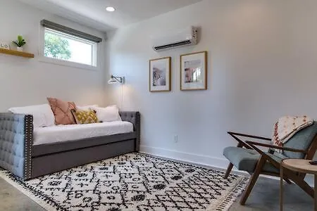 Holiday home Charming East Nash Retreat, Walk To Dining Faves, Cozy Den, Workspace And Smart Tvs, Plush Velvet Sofa, Full Kitchen & Garage, Near Mas Tacos & Five Points, 10 Min To Broadway, 24 Hr Hospitality