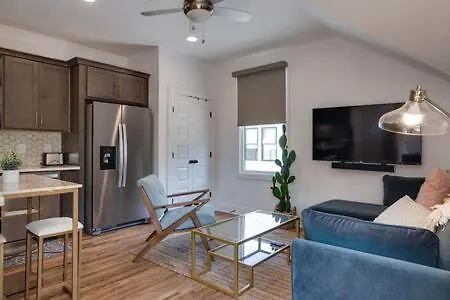Charming East Nash Retreat, Walk To Dining Faves, Cozy Den, Workspace And Smart Tvs, Plush Velvet Sofa, Full Kitchen & Garage, Near Mas Tacos & Five Points, 10 Min To Broadway, 24 Hr Hospitality Holiday home Nashville