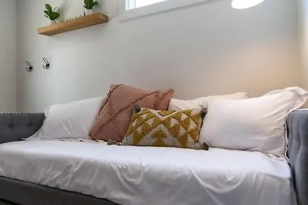 Charming East Nash Retreat, Walk To Dining Faves, Cozy Den, Workspace And Smart Tvs, Plush Velvet Sofa, Full Kitchen & Garage, Near Mas Tacos & Five Points, 10 Min To Broadway, 24 Hr Hospitality Nashville