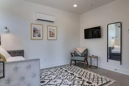 Charming East Nash Retreat, Walk To Dining Faves, Cozy Den, Workspace And Smart Tvs, Plush Velvet Sofa, Full Kitchen & Garage, Near Mas Tacos & Five Points, 10 Min To Broadway, 24 Hr Hospitality Holiday home