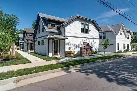 Holiday home Charming East Nash Retreat, Walk To Dining Faves, Cozy Den, Workspace And Smart Tvs, Plush Velvet Sofa, Full Kitchen & Garage, Near Mas Tacos & Five Points, 10 Min To Broadway, 24 Hr Hospitality *
