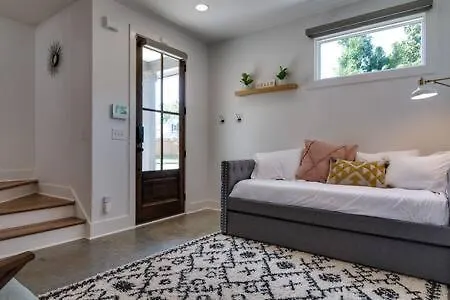 Charming East Nash Retreat, Walk To Dining Faves, Cozy Den, Workspace And Smart Tvs, Plush Velvet Sofa, Full Kitchen & Garage, Near Mas Tacos & Five Points, 10 Min To Broadway, 24 Hr Hospitality *